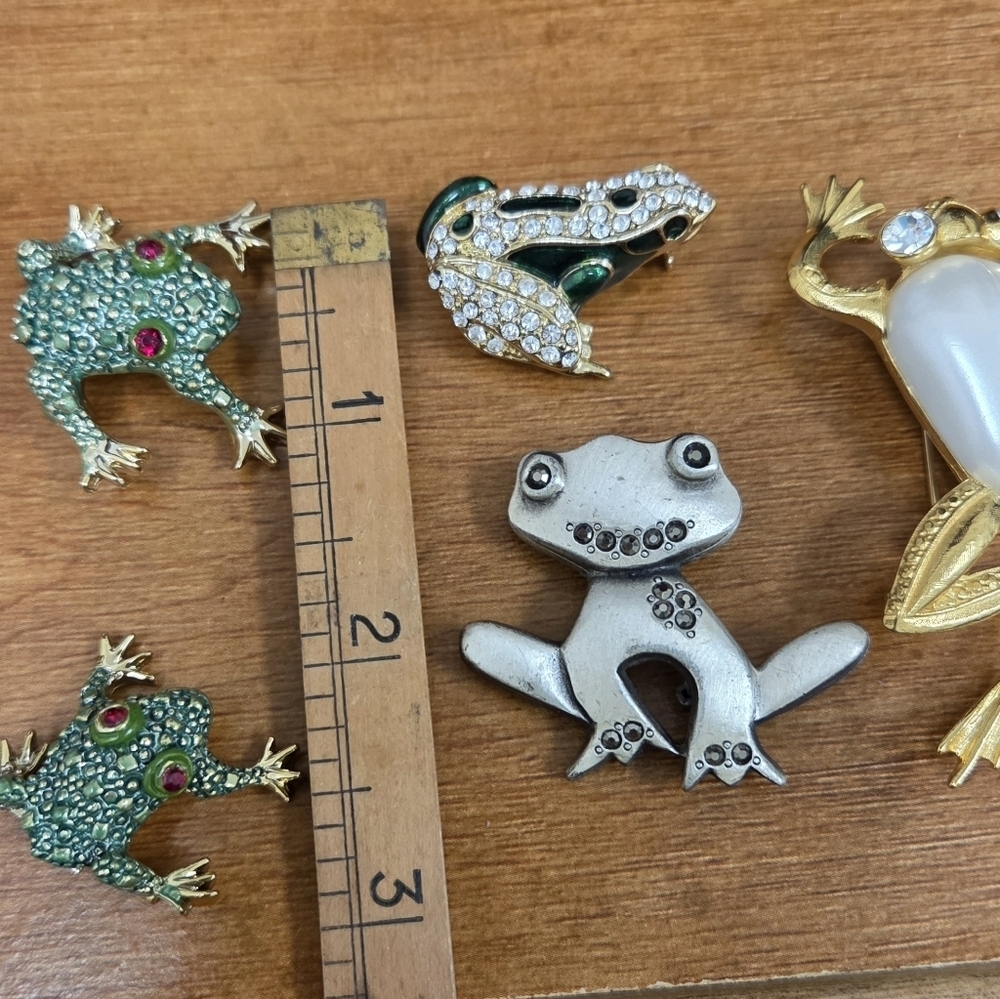 Collection of Frog Pins and Brooches Swarovski, Trifari - Picture 11 of 11